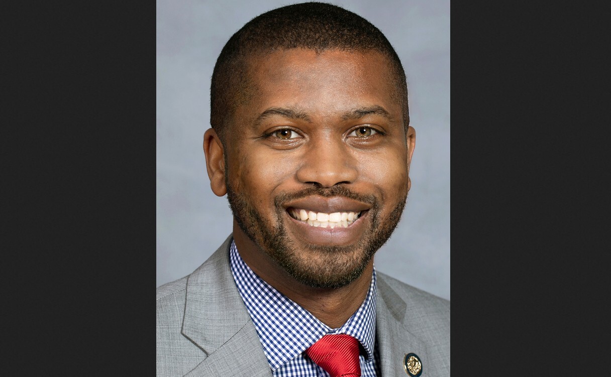 Which Democrats vote with Republicans on veto overrides?