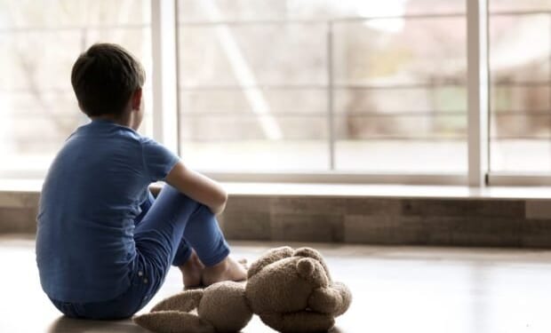 Once You Use This DIY Glass and Mirror Cleaner, You Will Never Look Back